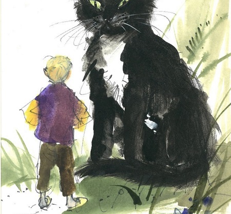 Nieproporcjonalnie duży, czarny kot z zielonymi oczami, siedzący naprzeciwko stojącego tyłem, jasnowłosego dziecka.