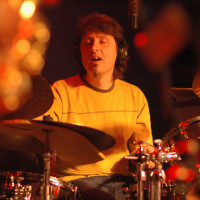 Jacek Kochan przy perkusji
