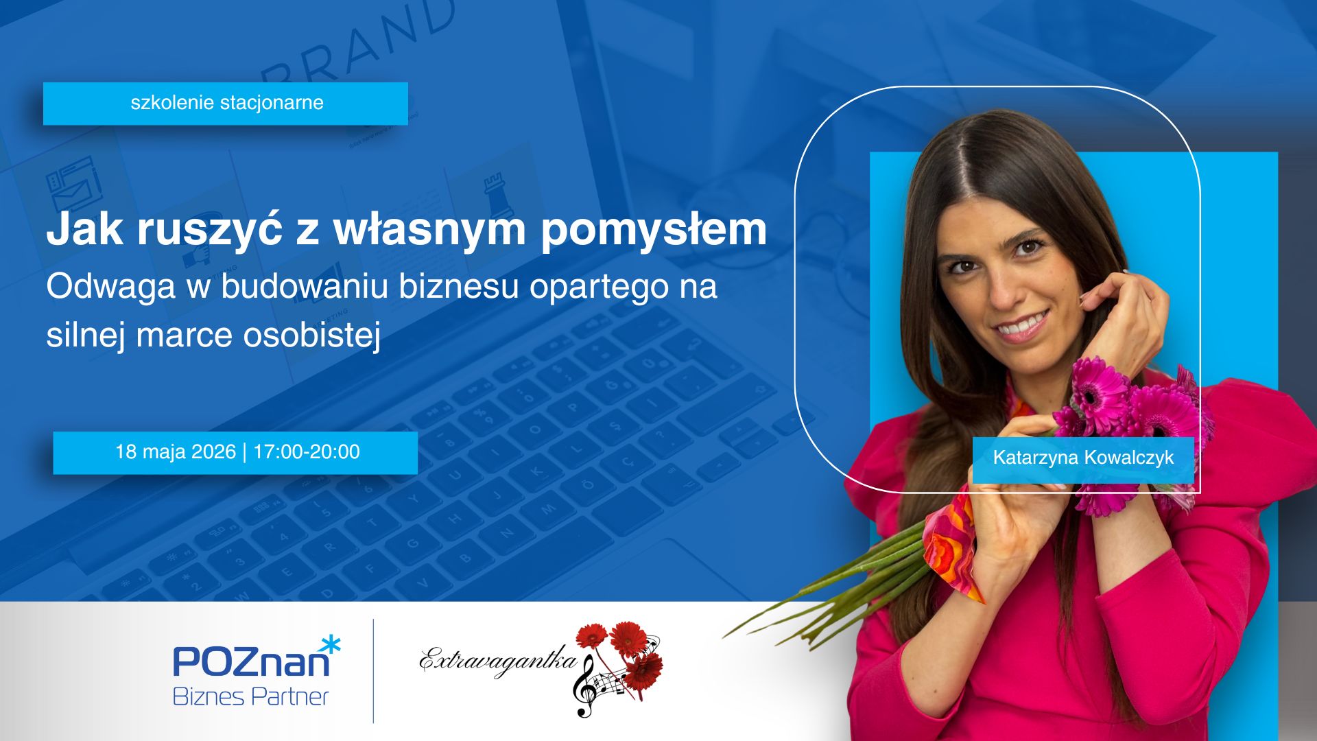 Grafika promocyjna szkolenia pt. Jak ruszyć z własnym pomysłem. Odwaga w budowaniu biznesu opartego na silnej marce osobistej.. W tle komputer.