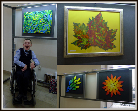 Jakub Czecholiński na tle swoich prac