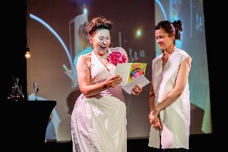 Dwie aktorki w białych sukienkach na Scenie Roboczej w spektaklu Jest tylko jedna.