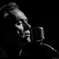 John Porter przy mikrofonie