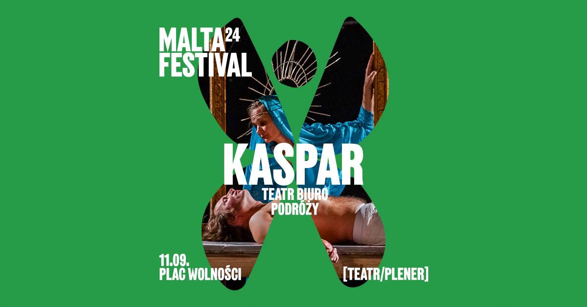 Zielone tło, w którym wycięto krzyżyk i kropkę. W wycięciu znajduje się zdjęcie ze spektaklu. Kobieta przypominająca Matkę Boską klęczy przy półnagim mężczyźnie.