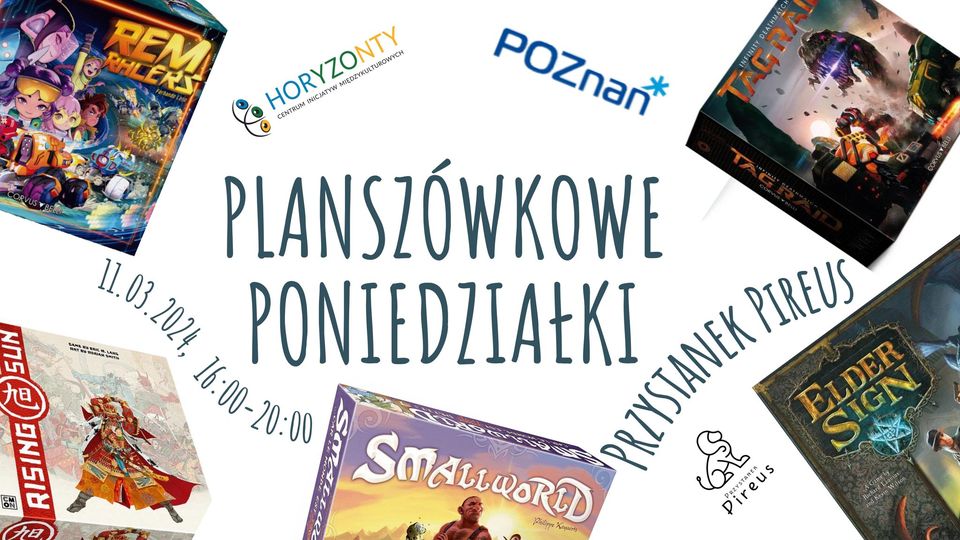Kilka pudełek Planszówek na białym tle