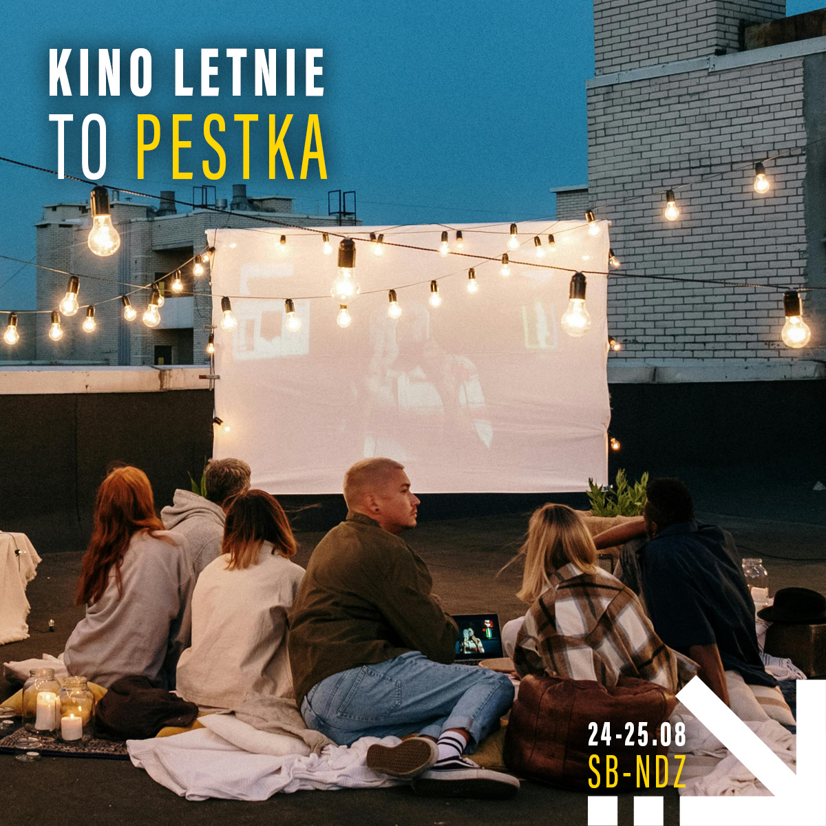 Na zdjęciu ludzi siedzą przy kinie.