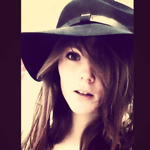 kobieta w dużym kapeluszu