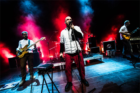 Zdięcie sceny z muzykami