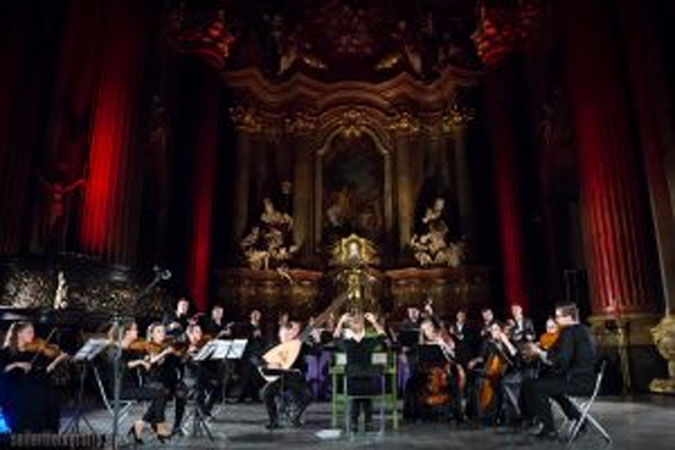 Orkiestra w kosciele przed ołtarzem.