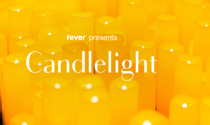 Setki palących się świeczek a na niech napis Candlelight.