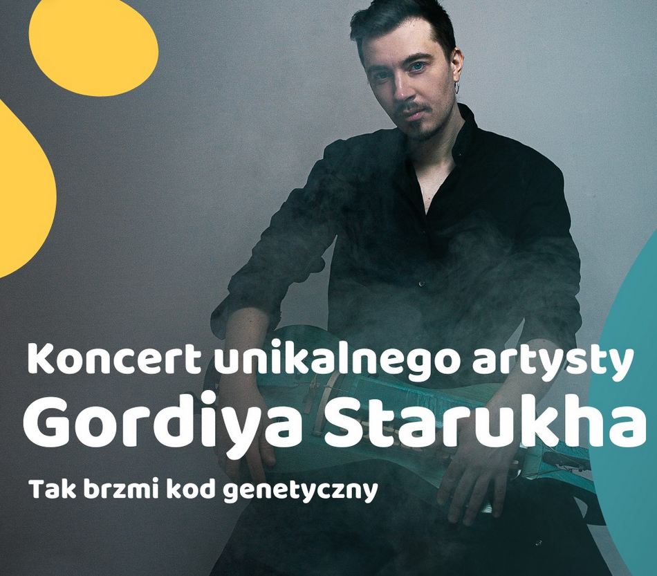 Zdjęcie siedzącego artysty w czarnej koszuli z lekko pochyloną głową. Mężczyzna ma ciemne włosy i lekki zarost, u dołu napisy informujące o wydarzeniu.