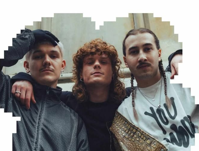 Troje artystów w pozie hip-hopowej.