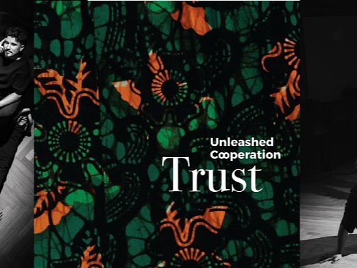 Napisy informujące o koncercie jazzowym, w tle roślinne wzory.