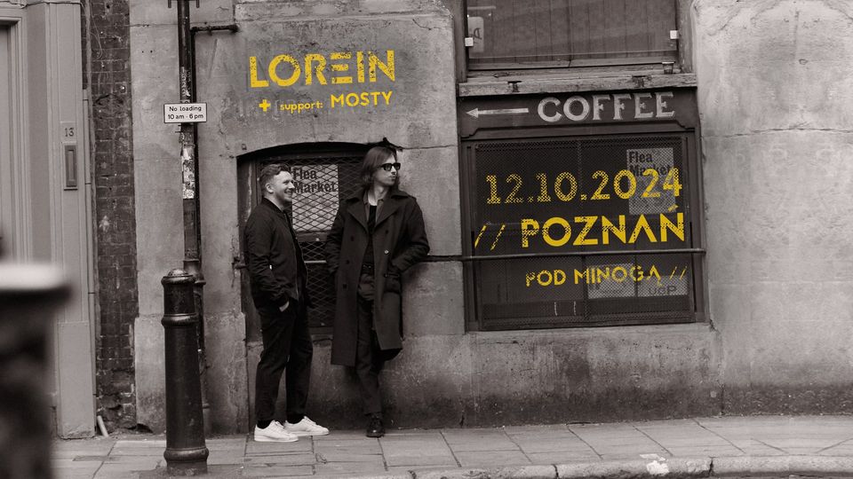 Obraz przedstawia dwóch mężczyzn stojących na chodniku przed ceglanym murem. Na ścianie znajduje się napis "LOREIN" z żółtymi literami. Jest też napis "COFFEE" i kolejny napis "12.10.2024 // POZNAN // POD MINOGĄ // UGP". Mężczyźni mają na sobie zwykłe ubrania i wydają się patrzeć na coś poza kamerą. Obraz jest czarno-biały, a oświetlenie jest stosunkowo słabe.