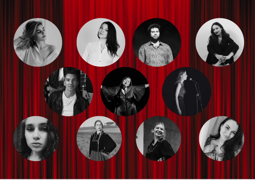 Na czerwonej kurtynie, jakby zawieszono okrągłe, czarno-białe zdjęcia artystów.