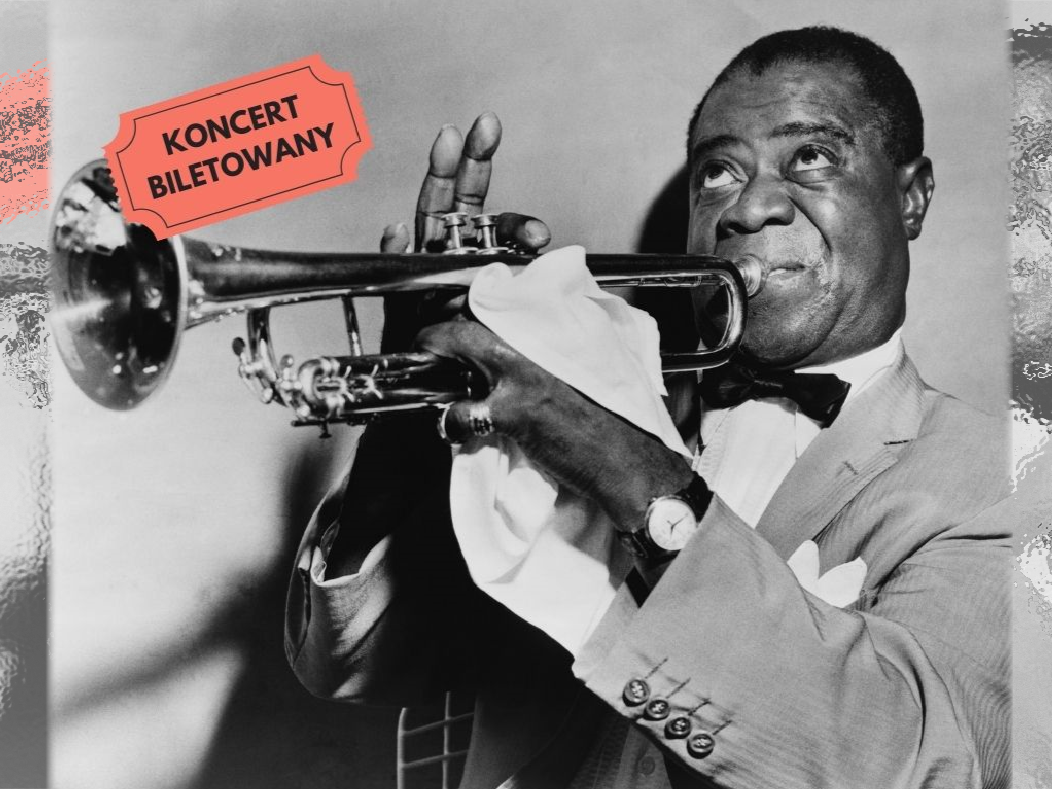 Louis Armstrong z trąbką na czarno-białym zdjęciu, informacje o koncercie w jego hołdzie.