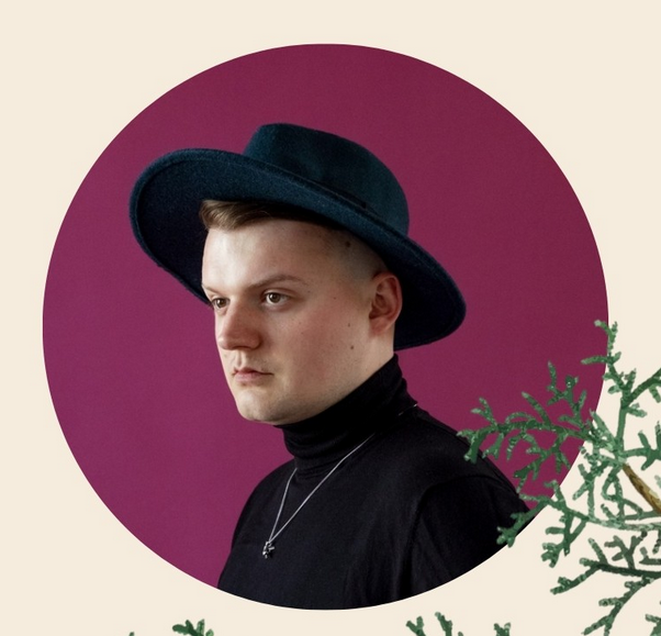 Zdjęcie artysty w czarnym kapeluszu.