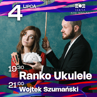 Mężczyzna ubrany w garnitur trzyma parasolkę od głową kobiety i podaje jej pluszaka w kształcie pieroga. Kobieta w czerwonej sukience odwraca zwrot, a w ręce trzyma ukulele.