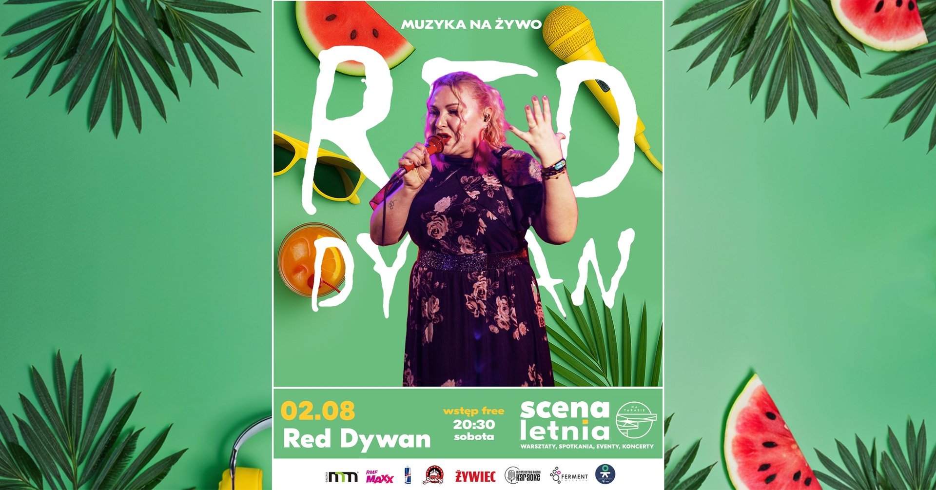 Na zielonym tle z wakacyjnymi przedmiotami zdjęcie kobiety w blond włosach i fioletowej sukience w kwiaty. Kobieta trzyma w jednej ręce mikrofon a drugą trzyma w powietrzu.