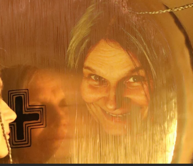 Zdjęcie kobiety, które odbija się w gongu.