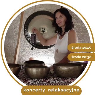 Artystka grająca na misach i gongach.