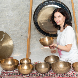 Zdjęcie, artystka gra na misach i gongach.