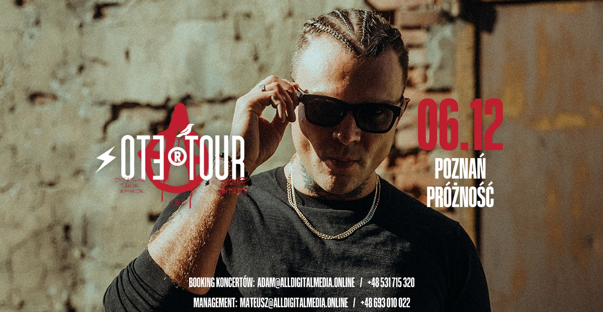 Mężczyzna w ciemnych okularach chwyta się za ich oprawkę, obok napisy informujące o szczegółach wydarzenia, za nim ceglana ściana.