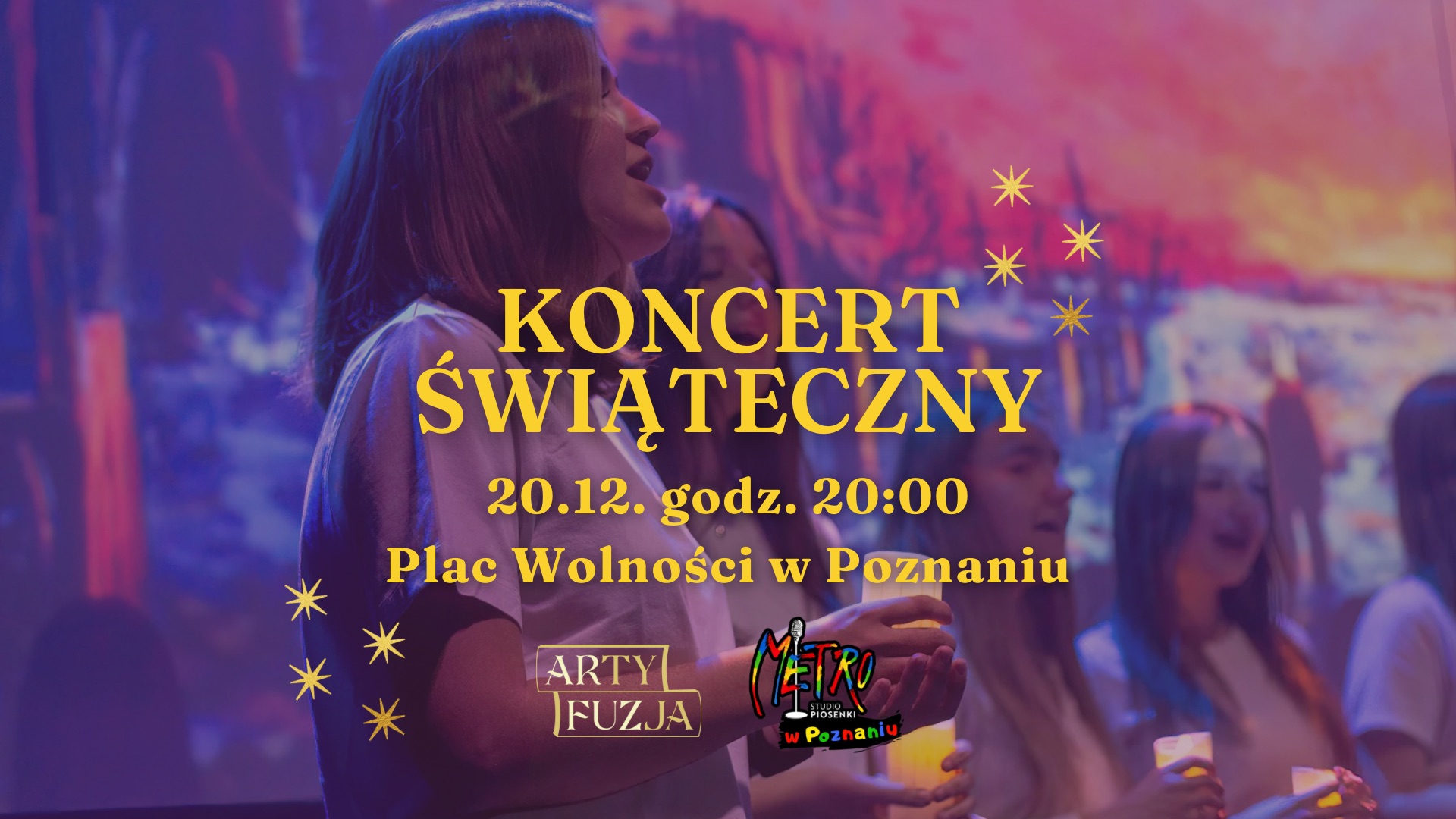 Kilka śpiewających kobiet, przed nimi informacje o koncercie świątecznym.