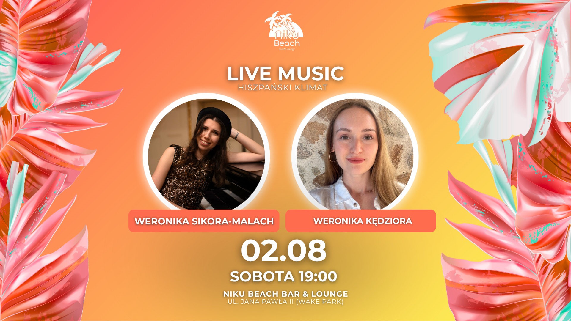Pomarańczowe tło z kolorowymi piórami po bokach. Na środku dwa zdjęcia młodych kobiet. Po lewej brunetka ubrana w czarną sukienke. Po prawej blondynka w białej koszuli.