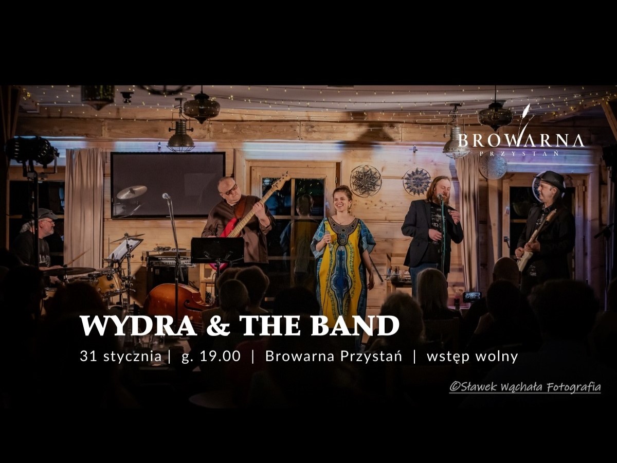 Kobieta na scenie w restauracji z zespołem.