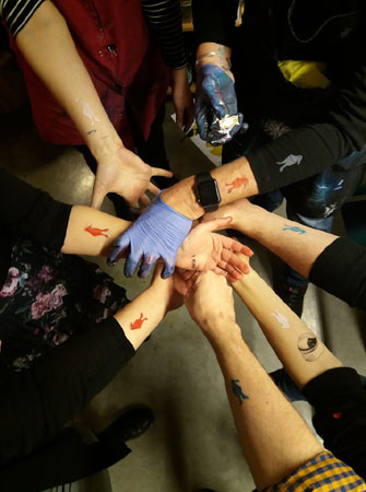 krąg splecionych rąk