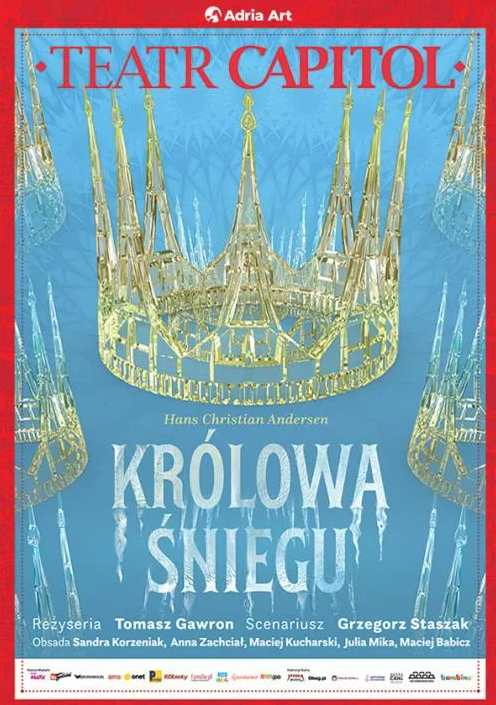 Na błękitnym tle złota korona z lodu. Pod spodem napis "Królowa Śniegu. Plakat obramowany czerwoną ramką.