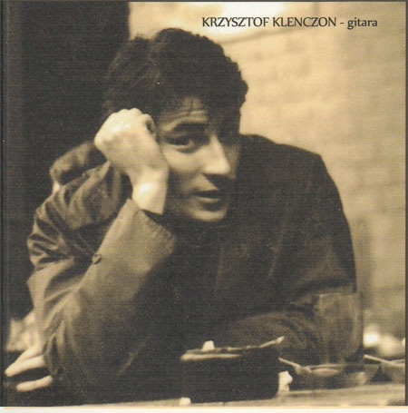 Mężczyzna siedzi najprawdopodobniej przy stole z głową oparta na dłoni.