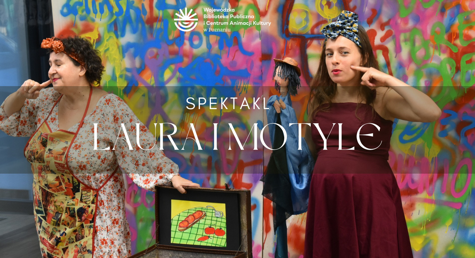 Zdjęcie, dwie kobiety stoją przed kolorową ścianą, między nimi otwarty kufer.