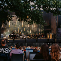 Letni koncert plenerowy w parku.