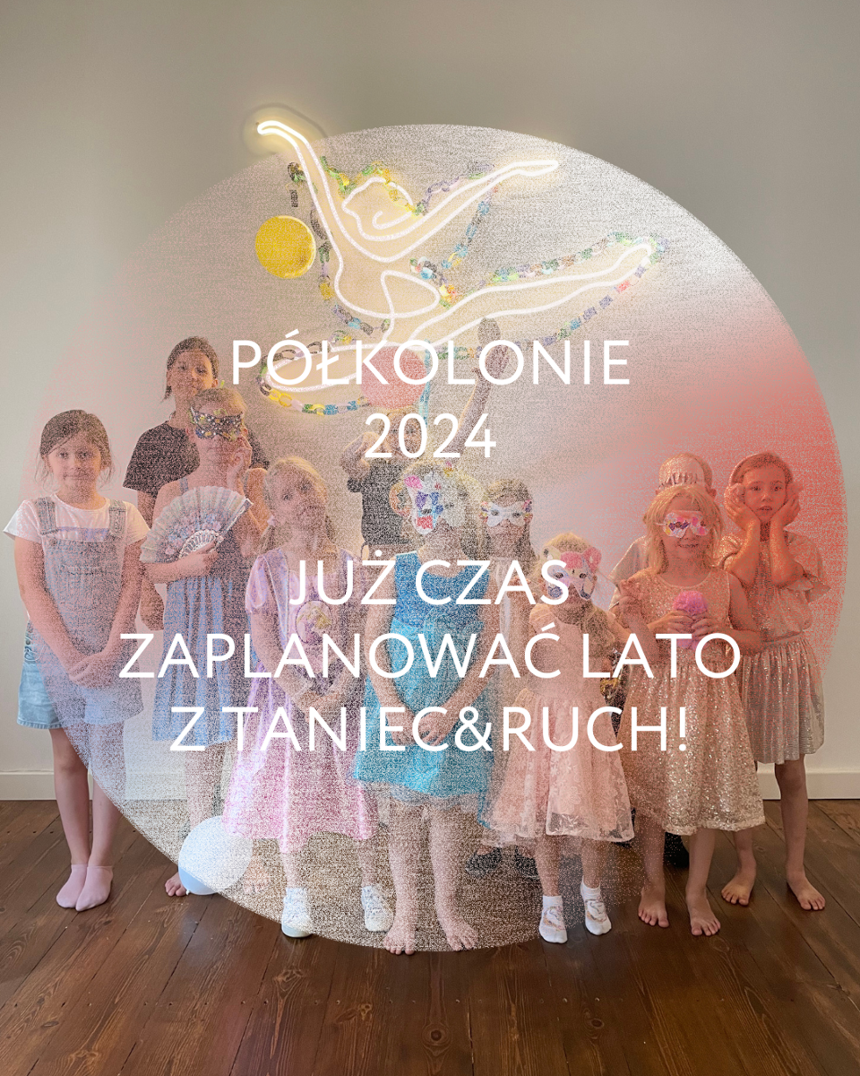 Grupa dzieci stoi z opiekunką na tle jasnej ściany. Przed nimi nałożony napis półkolonie letnie 2024.