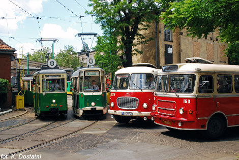 Zdjęcie przedstawia dwa zabytkowe tramwaje i dwa autobusy typu ogórek.