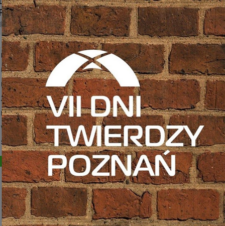 Tło: mur z cegieł w kolorze brąz, na srodku biały napis