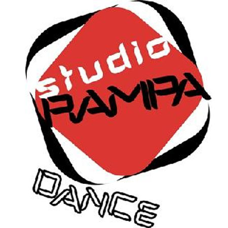 Logo w białych, czerwonych i czarnych barwach. Napisy: białe i czarne. Na środku czerwony, wyoblony w narożnikach kwadrat, ustawiony narożnikiem w dół.