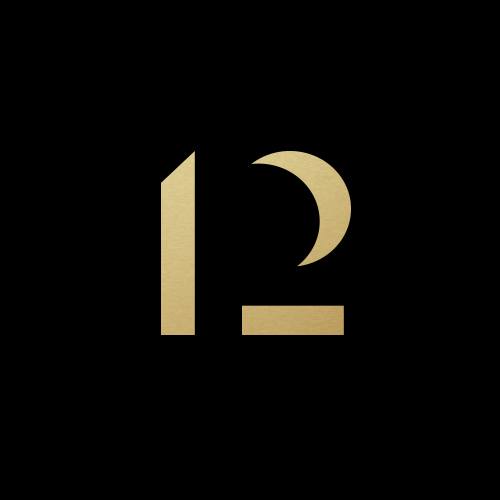 Na czarnym tle logo lokalu Twelve Coctails.