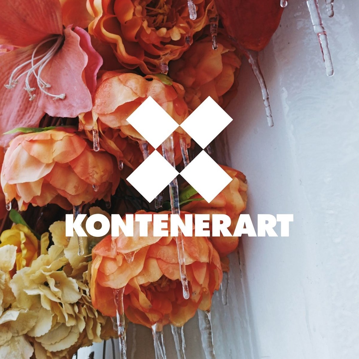 Białe logo Kontener Artu na tlr zwisających kolorowych kwiatów.