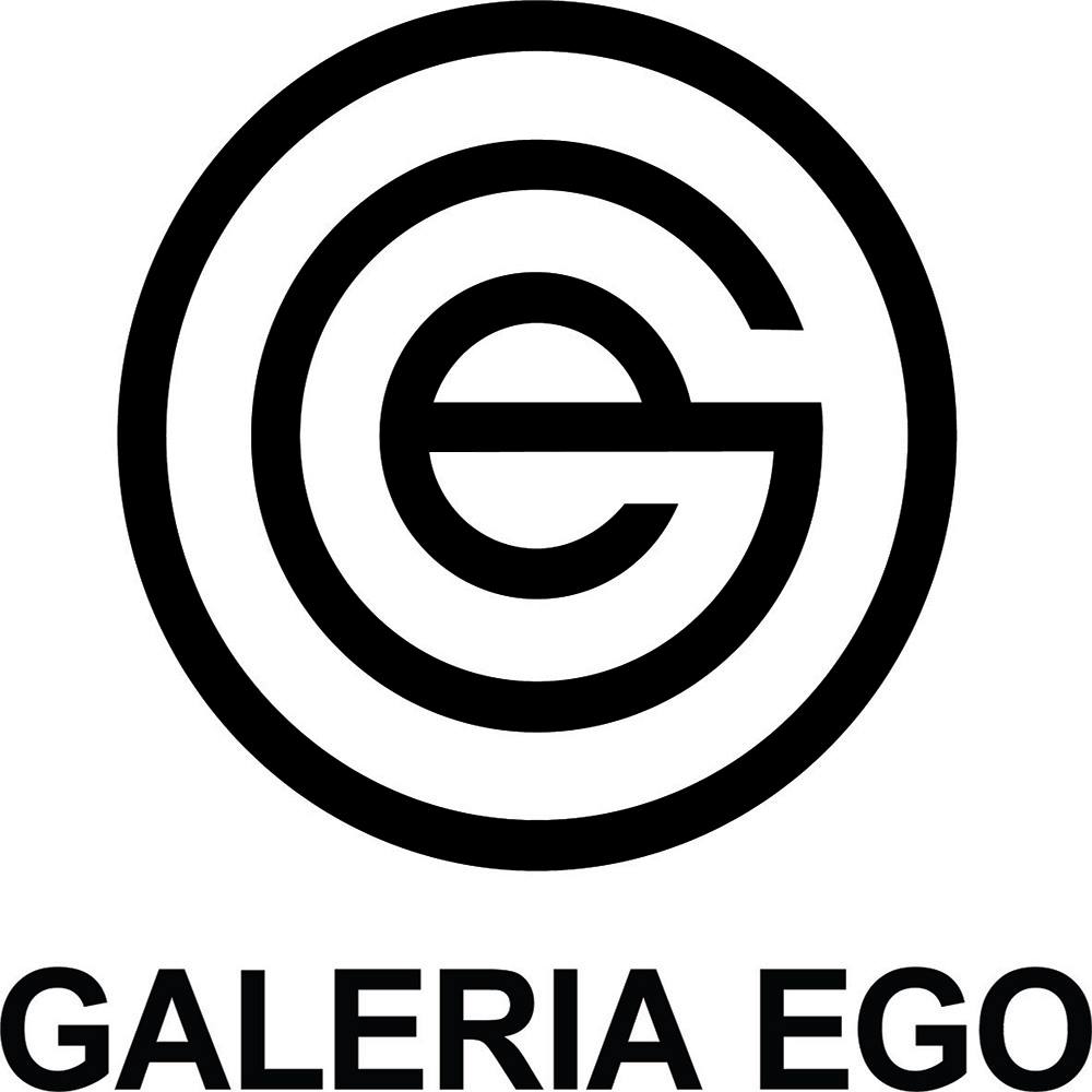 Trzy czarne okręgi - coraz większe - z jedną poprzeczną linią z prawej strony. Okręgi powycinane tworzą nazwę "ego". Poniżej napis "galeria ego".