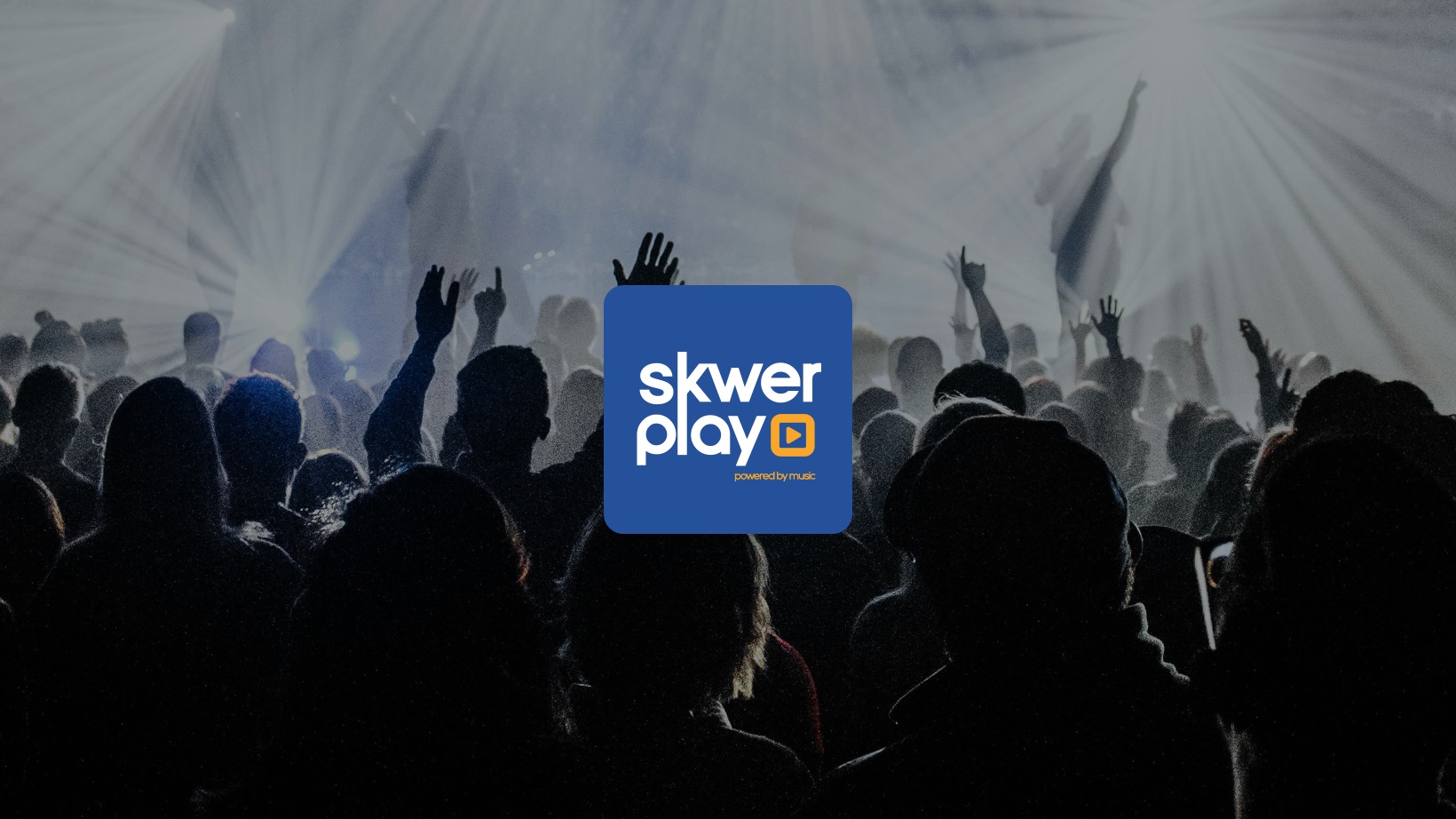 Na niebieskim tle napis "skwer play". W tle ludzie na koncercie.