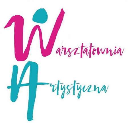 Różowo-błękitny napis "Warsztatownia Artystyczna".