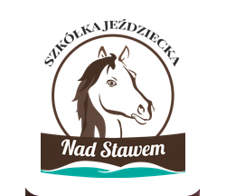 Logo szkółki jeździeckiej z grafiką przedstawiającą głowę konia i nazwą szkółki.
