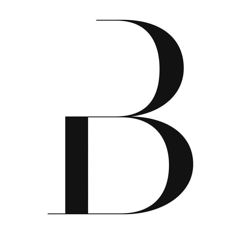 Na białym tle charakteryatyczną dla artysty czcionką, litera "B".