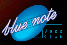 Błękitny napis Blue Note na ciemnym tle