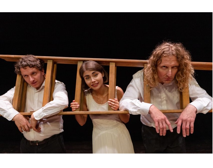 Czarno-białe logo Teatru - napis "Mój Teatr" na białym tle.