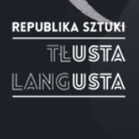 na szaro-czarnym tle białymi literami napisana nazwa teatru