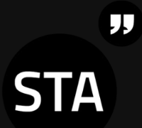 Na czarnym tle napis "STA" i dwa apostrofy w prawym górnym rogu.