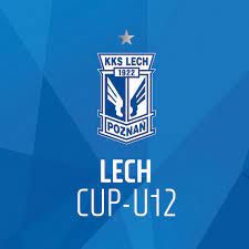 Logotyp turnieju Lech Cup - na niebieskim tle jest biały napis Lech Cup U12, a także herb klubu z niebieską nazwą klubu i rokiem powstania, a także białymi i niebieskimi skrzydłami Hermesa